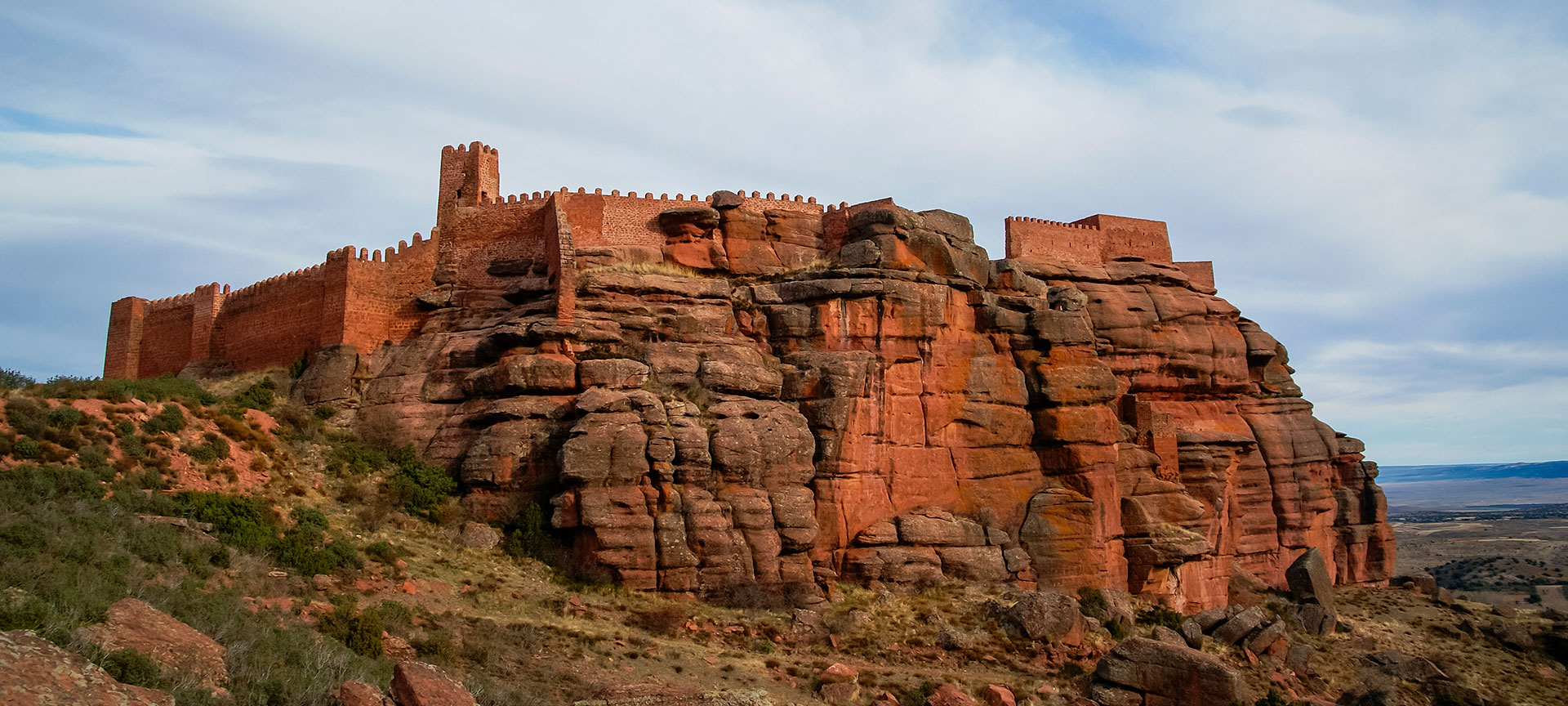 Vue générale du château de Peracense à Teruel, en Aragon Vue générale du château de Peracense à Teruel, en Aragon