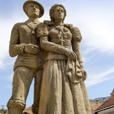 Skulptur zu Ehren der Chesco-Tracht in Hecho (Huesca, Aragonien)