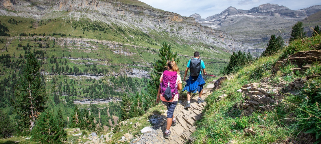 Senderistas caminando por el Parque Nacional de Ordesa y Monte Perdido en Aragón