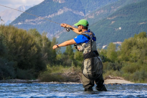 Tourist angelt im Fluss Gállego in Huesca, Aragón