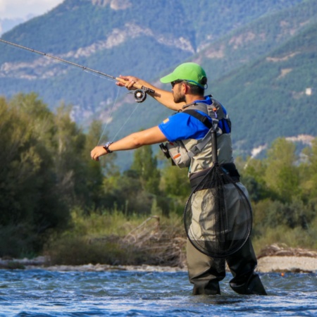 Tourist angelt im Fluss Gállego in Huesca, Aragón