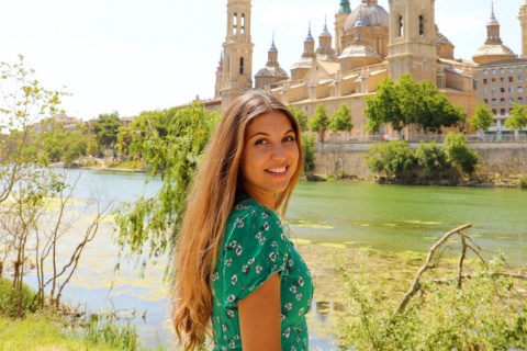 Turista na passagem do rio Ebro pela cidade de Zaragoza, Aragón