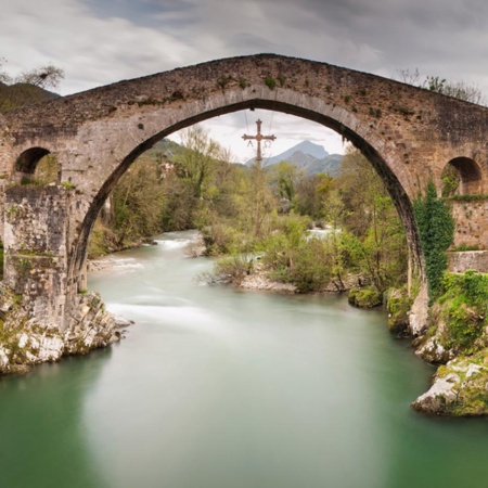 Puente Romano sobre el río Sella. Cangas de Onís