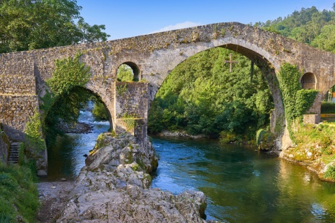 Puente Romano sobre el río Sella. Cangas de Onís