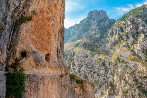 Turyści piesi na Ruta del Cares