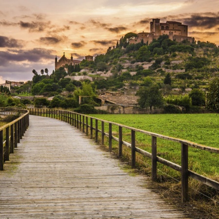 Veduta di Artà (Maiorca, Isole Baleari) e del castello di Sant Salvador