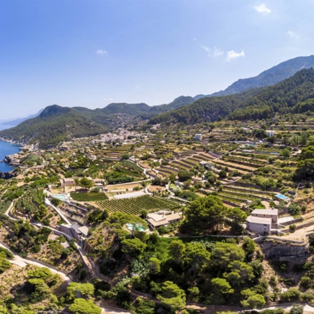 Panoramica di Banyalbufar (Maiorca, Isole Baleari) con i tipici bar all'aperto