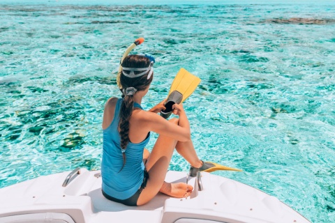 Una ragazza che fa snorkeling a Minorca, isole Baleari