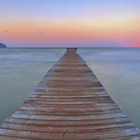 Anleger am Strand von Muro (Mallorca, Balearen)