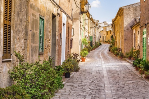 Una calle de Petra, en la isla de Mallorca (Islas Baleares)