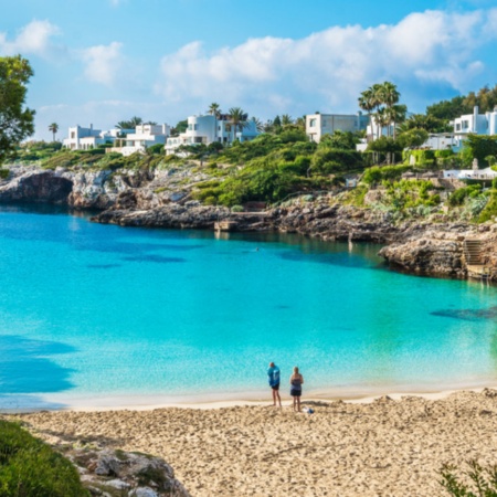 Turistas em Cala Esmeralda, situada na Cala d