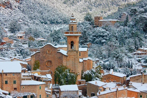 Vista de Valldemossa nevada en Mallorca, Islas Baleares