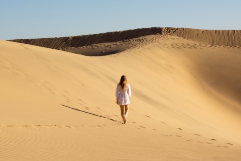 Tourist im Speziellen Naturschutzgebiet Dunas de Maspalomas auf Gran Canaria, Kanarische Inseln