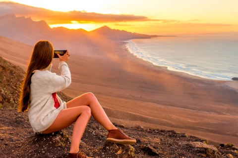 Chica haciendo fotos en la playa de Cofete, Fuerteventura