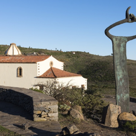 Monumento al lenguaje silbante e Iglesia de San Francisco de Chipude (La Gomera, Islas Canarias)