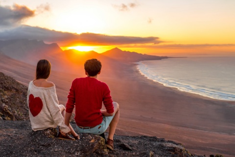 Verliebtes Pärchen betrachtet die Landschaft auf Fuerteventura, Kanarische Inseln.