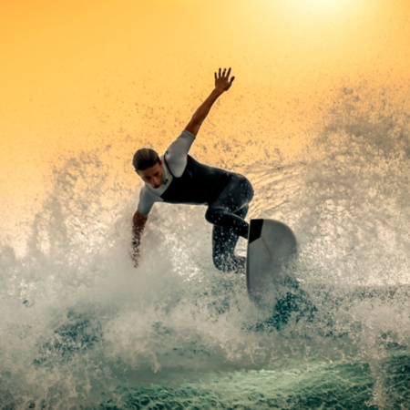 Jeune surfant sur une grosse vague à Tenerife, îles Canaries