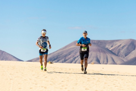 Biegacze podczas Międzynarodowego Półmaratonu Dunas de Fuerteventura, Wyspy Kanaryjskie