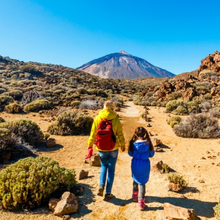 Mère et fille en promenade dans le parc national du Teide, îles Canaries