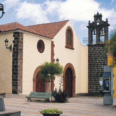 Plaza de Correo, en San Cristóbal de La Laguna, con la Iglesia de Santo Domingo de Guzmán