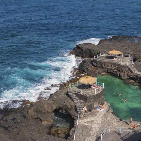 サン・アンドレス・イ・サウセスのチャルコ・アスルにある天然プール、ラ・パルマ島（カナリア諸島）