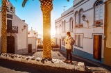Touriste photographiant l'ermitage San Sebastián à Santa Cruz de la Palma, aux Îles Canaries