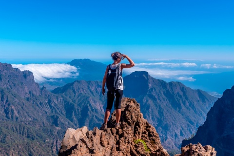 Turista che ammira il panorama nel parco nazionale della Caldera de Taburiente a La Palma, Isole Canarie