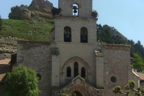 Otoczenie kościoła Santa María z zamkiem w tle, w Belorado