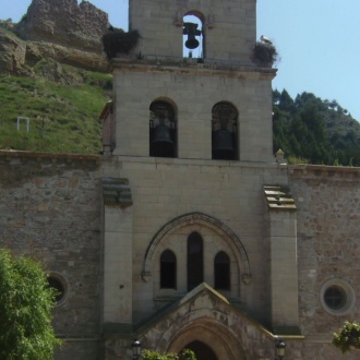 Exterior de la Iglesia de Santa María con el Castillo de fondo, en Belorado