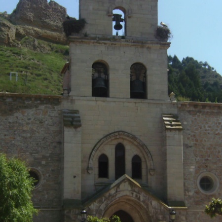 Exterior de la Iglesia de Santa María con el Castillo de fondo, en Belorado
