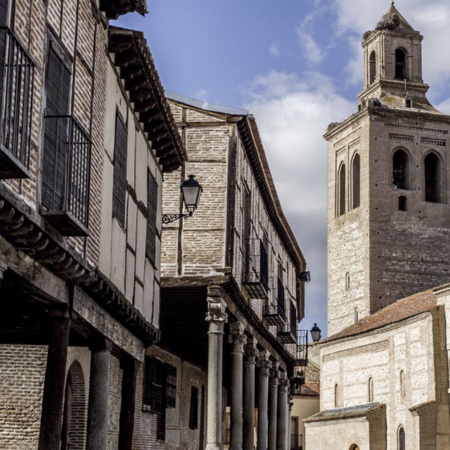 Plaza Mayor i kościół Santa María w Arévalo (Ávila, Kastylia i León)