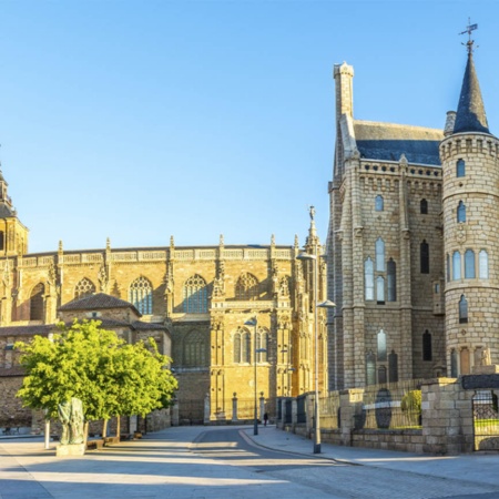 Palacio de Gaudí y Catedral de Santa María de Astorga (Léon, Castilla y León)