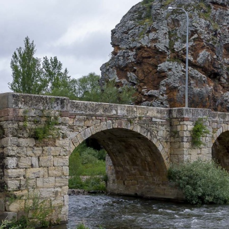 Puente de piedra sobre el río Pisuerga en Cervera de Pisuerga (Palencia, Castilla y León)