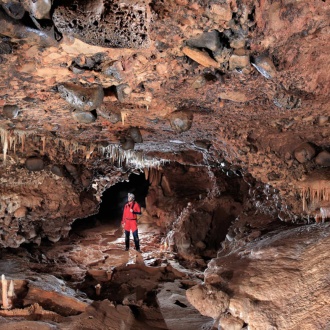 Interior da Caverna de Fuentemolinos de Puras de Villafranca, em Belorado