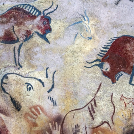 Parete con arte rupestre nel Centro di Archeologia Sperimentale di Atapuerca, Burgos