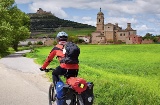 Fahrradpilger auf ihrem Weg durch Castrojeriz. Burgos