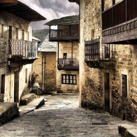 Típica rua de Puebla de Sanabria, em Zamora (Castilla y León)