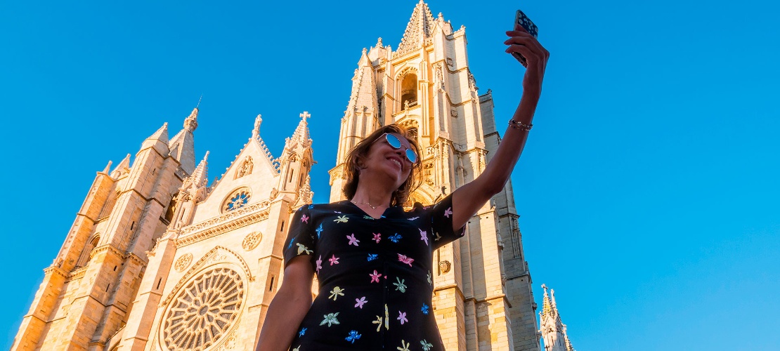 Touriste dans la cathédrale de León