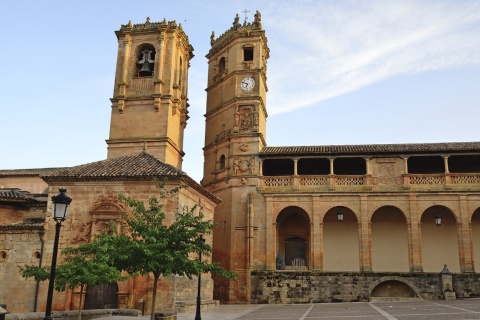 Kirche Santísima Trinidad und El-Tardón-Turm in Alcaraz (Albacete, Kastilien-La Mancha)