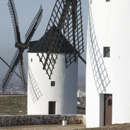 Moulins à vent aux abords d’Alcázar de San Juan (province de Ciudad Real, Castille-La Manche)