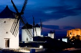 Veduta notturna dei mulini a vento con il castello di Consuegra sullo sfondo. Toledo