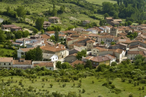 Panoramiczny widok na Peralejos de las Truchas (Guadalajara, Kastylia-La Mancha)