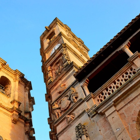 Plaza Mayor de Alcaraz. Torres de la Trinidad y El Tardón. Albacete.