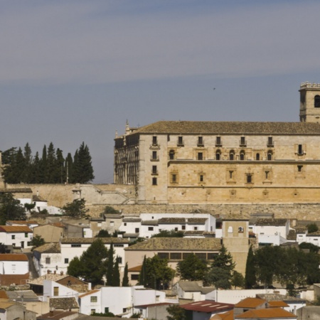 Klasztor Santiago de Uclés na tle panoramy Uclés w Cuence (Kastylia-La Mancha)