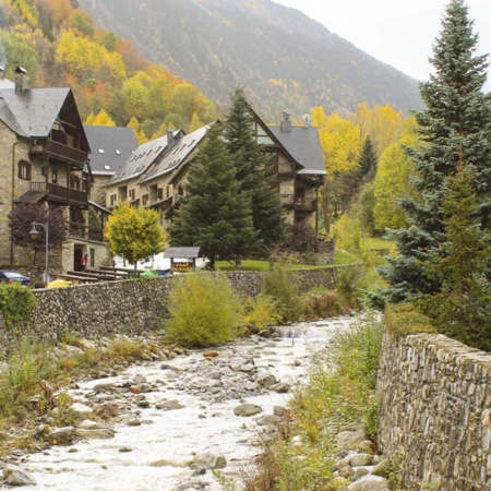 El río Valarties, a su paso por Artíes (Lleida, Cataluña)