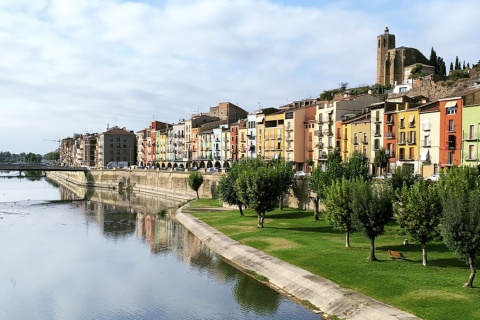 Rzeka Segre płynąca przez Balaguer (Lleida, Katalonia)