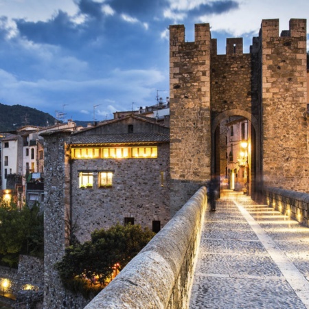 Vue de Besalú (province de Gérone, Catalogne) depuis son château