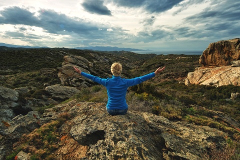 Tourist betrachtet die felsige Landschaft im Naturpark Cap de Creus