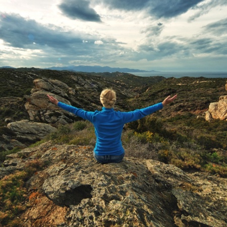 Tourist betrachtet die felsige Landschaft im Naturpark Cap de Creus