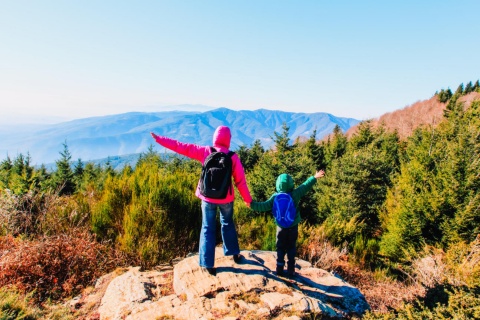 Mère et fils dans le Parc naturel du Montseny, Catalogne.